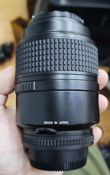日本制造的经典微距镜头，外观成色如图，轻微使用痕迹，镜片通透无雾无划痕，功能完好，自动对焦正常，光圈调节顺畅。
适用尼康全画幅和非全画幅机身，1:1微距拍摄，成像锐利，适合珠宝、昆虫、微距摄影。