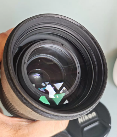 尼康AF 80-200mm f2.8D ED一代小钢炮，F卡口，经典长焦变焦头，锐度高，适合人像、风光、特写，拍荷、月景也很出片。镜片通透，无霉无雾，对焦顺滑，功能正常，带前后盖，镜身有划痕掉漆等，整体还不错，用料扎实，全金属全光学玻璃，多层镀膜，非球面ED镜片，成...