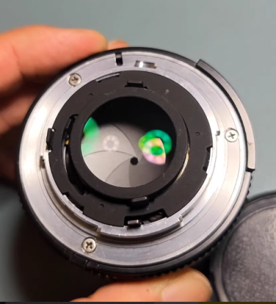 尼康ais 50mmf1.8，发布于1980年，与尼康EM相机同时发售，体积迷你，成像锐利，色彩饱满，镜头采用纯金属机械结构设计，最近对焦距离为0.45m，重量171克，是这个系列中最佳版本，同时该镜头也被入选尼克尔NIKKOR镜头《一千零一夜》的故事。