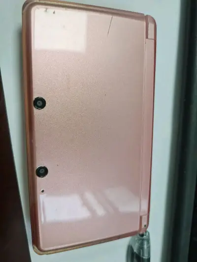 樱花粉的老小三简直是我的少女心开关！裸眼3D看《动森》超治愈。虽然机能不如现在，但拿在手里就是满满的可爱与回忆，我的游戏初恋没错了~