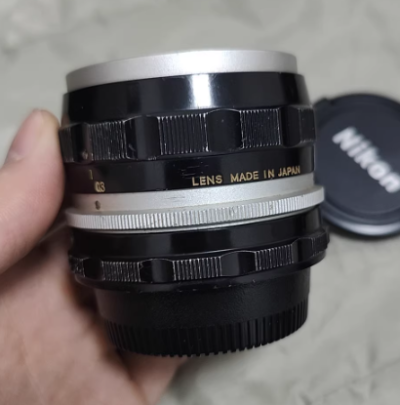 尼康 35mm f2.8 S Auto，尼康F卡口 35定焦有前后盖，镜片前后无划痕，镜间有一些霉丝情况，老尼康定焦很好拆，清霉不难弄，功能使用方面一切正常。