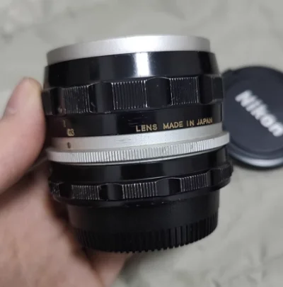 尼康 35mm f2.8 S Auto，尼康F卡口 35定焦有前后盖，镜片前后无划痕，镜间有一些霉丝情况，老尼康定焦很好拆，清霉不难弄，功能使用方面一切正常。