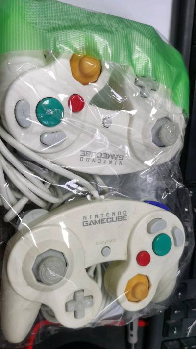 这手柄手感独一份！握感饱满扎实，摇杆回弹舒服，扳机键尤其适合赛车格斗。别看造型特别，用起来是真顺手。至今仍是大乱斗玩家的首选，经典永不过时。