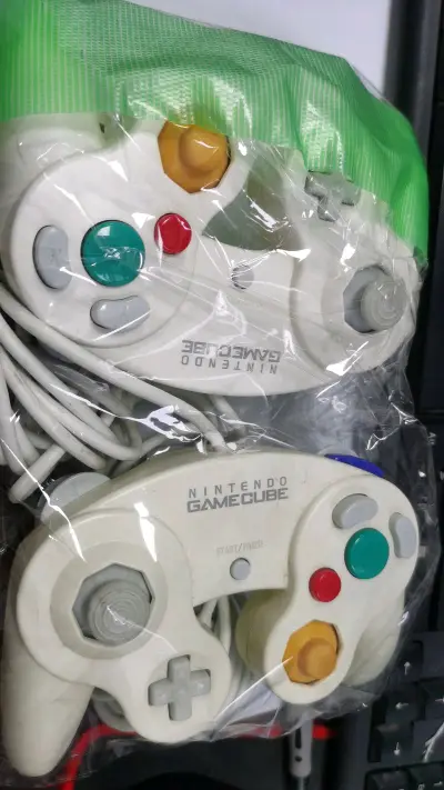 这手柄手感独一份！握感饱满扎实，摇杆回弹舒服，扳机键尤其适合赛车格斗。别看造型特别，用起来是真顺手。至今仍是大乱斗玩家的首选，经典永不过时。