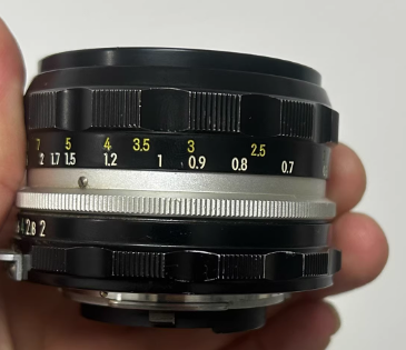 尼康Nikkor-HC Auto 50mm f2是当年尼康最锐手动标头采用多层镀膜，尼康经典标头之一！几十年的老镜头外观成色不错，不错的购买体验。