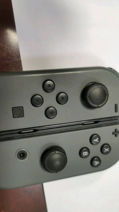 灰色Joy-Con体现了任天堂的实用主义设计哲学。其外观低调中性，人体工学设计保证了持握手感与操作精度，适配各类游戏场景。作为基础配色，很喜欢。