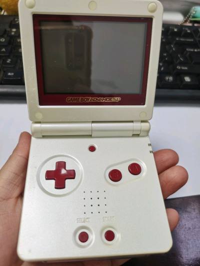 这翻盖设计当年可太酷了！带背光终于能躲被窝里玩了，搓《口袋妖怪》和《恶魔城》手感扎实。机器紧凑结实，能揣兜里就走。质量靠谱，妥妥的童年回忆杀。