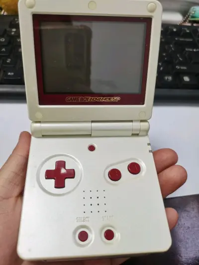 这翻盖设计当年可太酷了！带背光终于能躲被窝里玩了，搓《口袋妖怪》和《恶魔城》手感扎实。机器紧凑结实，能揣兜里就走。质量靠谱，妥妥的童年回忆杀。