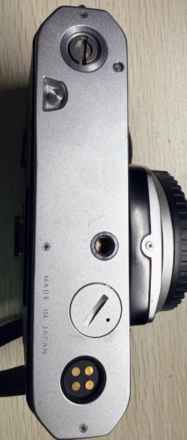 尼康将FM定位为业余爱好者的主力机，专业摄影师的备用机；削减了一些专业的F机上才会有的功能，譬如没有可更换的机顶，也没有很多精巧的小配件。FM很快就被1980年发布的F3比下去了，要知道F3可是配备了光圈优先功能的。