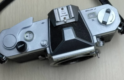 马特ftn在尼康机械胶片单反相机中不是最好的那个，功能也不是最全的，但他一定是性价比最高的那个，按照发布顺序来看，马特ftn是尼康大F阉割部分功能后出的平民版本，但经过时代的考验，ftn的质量可靠率比大F还要高，而且仅需要大F的1/4左右，正常使用上功能也相差无几。...