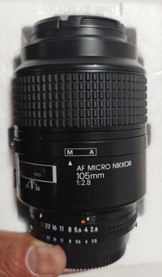 经典百微，色彩浓郁，成像锐利！前后镜片通透，肉眼无霉无花，仅轻微灰，功能全正常，自动对焦流畅。机身有轻微使用痕迹（局部磕碰掉漆），实用成色，性价比高！适合拍花、昆虫、静物等，细节拉满～