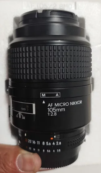 经典百微，色彩浓郁，成像锐利！前后镜片通透，肉眼无霉无花，仅轻微灰，功能全正常，自动对焦流畅。机身有轻微使用痕迹（局部磕碰掉漆），实用成色，性价比高！适合拍花、昆虫、静物等，细节拉满～