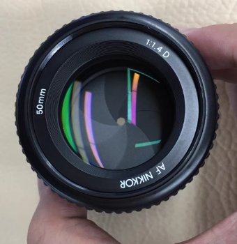 全幅尼康50 1.4d，所见即所得。整体使用状态佳，无明显硬伤破损。胶皮完好，在强光下前后镜片无划痕无霉雾。上机测试对焦快准，成像素质高出片完美。原装到每颗螺丝不存在使用暗病，很不错