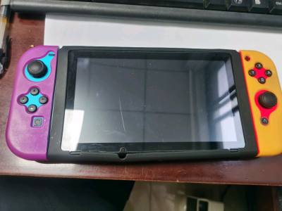 任天堂Switch凭借其创新的主机/掌机一体化设计，提供了卓越的游戏场景适应性。主机模式支持高清电视输出，掌机模式确保便携体验，很不错