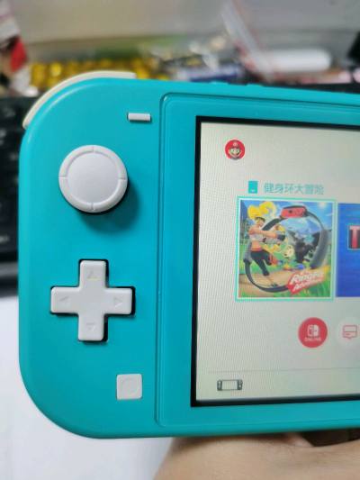 任天堂Switch Lite松绿色版本是一款设计精致的便携式游戏机。其一体化机身轻便耐用，画面表现流畅，非常不错