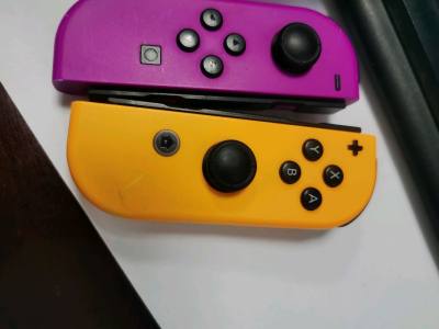 任天堂Joy-Con（黄紫）手柄以标志性的撞色设计带来强烈的视觉个性。其经典震动等功能均得以保留，品质可靠。喜欢这颜色