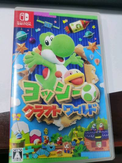 《耀西的手工世界》以其独特的艺术风格著称，将整个世界塑造为精美的手工艺品。箱庭式关卡设计巧妙，正反探索的玩法极具创意。游戏过程轻松愉快，我家宝宝特别喜欢玩