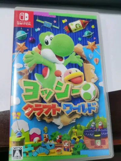 《耀西的手工世界》以其独特的艺术风格著称，将整个世界塑造为精美的手工艺品。箱庭式关卡设计巧妙，正反探索的玩法极具创意。游戏过程轻松愉快，我家宝宝特别喜欢玩