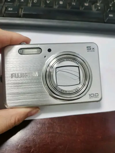 富士J150w是一款经典的便携式数码相机。配备1000万像素传感器与5倍光学变焦镜头，支持高清摄像。作为一款经典机型，适合摄影初学者或日常记录使用。