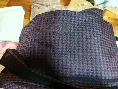 这次买到了非常非常喜欢的纹路，一直很想淘一件现代化一些的和服布料，不管是着付还是改衣都是很喜欢的一件qwq