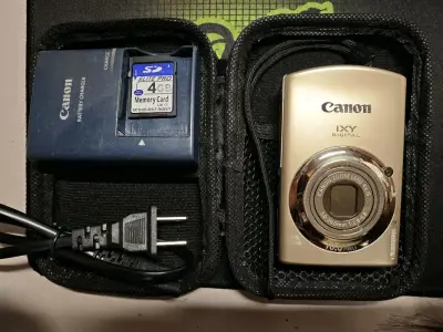 在挖煤姬入的这台佳能 CCD 真的超惊喜！收到时成色比描述还新，机身几乎没磨损，连配套的内存卡、保护套都很完整。开机试拍了几张，复古画质的氛围感直接拉满，出片质感特别戳我！平台物流也很稳，到手速度比预想快，这波 CCD 挖得太值，性价比直接拉满～