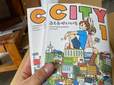 于我而言，漫画不只是纸上的故事，更是跨越山海的热爱。一次偶然的机会，我动了从海外购买原版漫画的心思，也由此开启了一段充满惊喜与波折的淘书之旅。

起初，我像无头苍蝇般在各大购物平台摸索，琳琅满目的店铺和版本让我眼花缭乱。是选官方旗舰店，还是找口碑不错的小众代购？是盯...