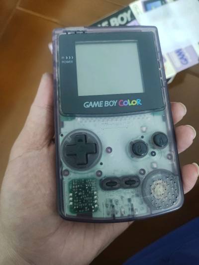成色还是很不错的，屏幕虽然有非常不显眼的细小划痕，但作为一台二十多年的游戏机，保存得算很不错了。小学二三年级时，偷了一个富二代的游戏机，后来睡觉打游戏被老妈看到咂烂了。那时候这台游戏机是我的挚爱。期待卡带回来后把玩