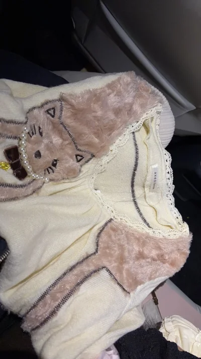 挖到axes femme的宝藏针织衫啦！奶白底色搭毛绒小猫超软萌，珍珠装饰和蕾丝边细节感拉满，贴身穿也舒服～日系甜妹风拿捏住，搭半裙或背带裤都超合适，真的爱惨这个款✨