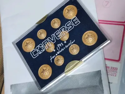 非常稀有的一款匡威纽扣 是1993年的货，决定算的上VTG了，喜欢收藏小物件朋友的福音，煤炉真的是太宝藏了