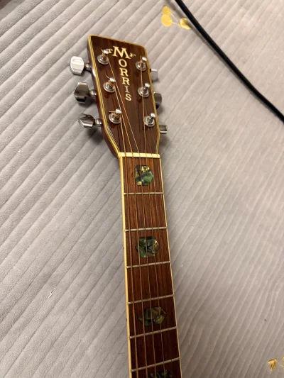 第一次在煤炉购买乐器，这是一把70年代的中古吉他，已经快50岁了，他的状态依然还在保持，而且木材也已经风干，第一次购买乐器，虽然过程有点小曲折，还有点忐忑，但目前已经安全的下车，希望能坚持下去，加油