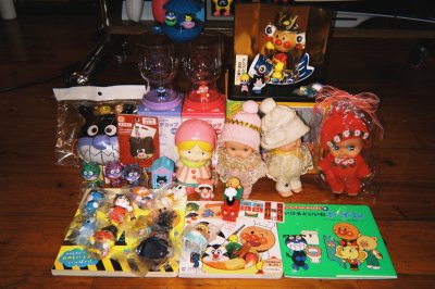 为什么要五百字啊好多字怕写不了这么多哈哈哈！
这次海淘依然被税了好倒霉哈哈哈。
细菌的面具比想象中小一圈，但却显得更精致了。
最抓马的是面包超人的小车！我以为我买的是一辆玩具车，收到竟是一张小车贴纸啊啊啊。在软件上仔细看了翻译，原来就是一张贴纸！是我自己买之前没了解...