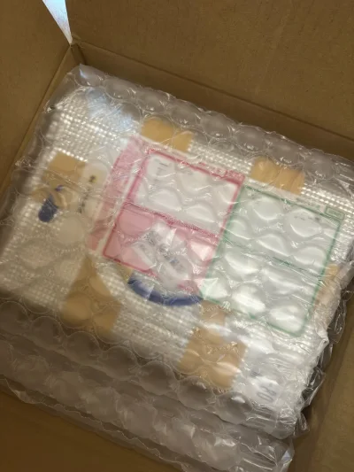 买到了LV和NIGO的联名款围巾！不但全新的而且价格非常友好！几年前的款但是一直想要却收不到，今天终于圆了这个残念！100%羊绒的！非常亲肤舒服！我已经有一条同时发售的黑灰鸭子，这次收到大白熊！感谢挖煤姬！