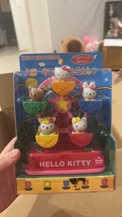 在挖煤姬收的这堆中古Kitty，拆开快递直接被暖到——卖家不仅把每个玩具裹得严严实实（盒子边角都没磕），还塞了好几包小零食，连手写的便签都字里行间透着温柔！

平台搜“Hello Kitty 中古”特别顺，卖家详情页把玩具的磨损点标得明明白白，换算人民币+支付宝付款...