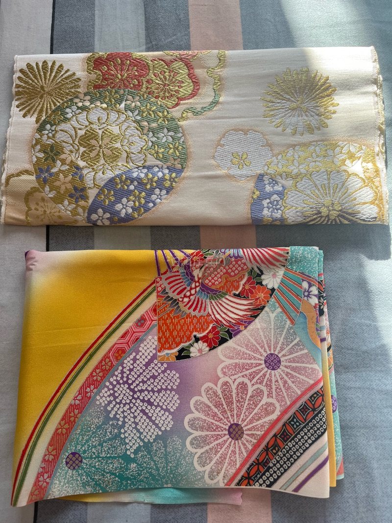 一块是明黄色的正绢，一块是花团图案的西阵织，传统花纹很适合给娃娃做和服用。下单体验非常好，页面流畅各个环节清晰易懂，这次用了竹蜻蜓物流，速度也很快，价格实惠，还会继续使用挖煤姬