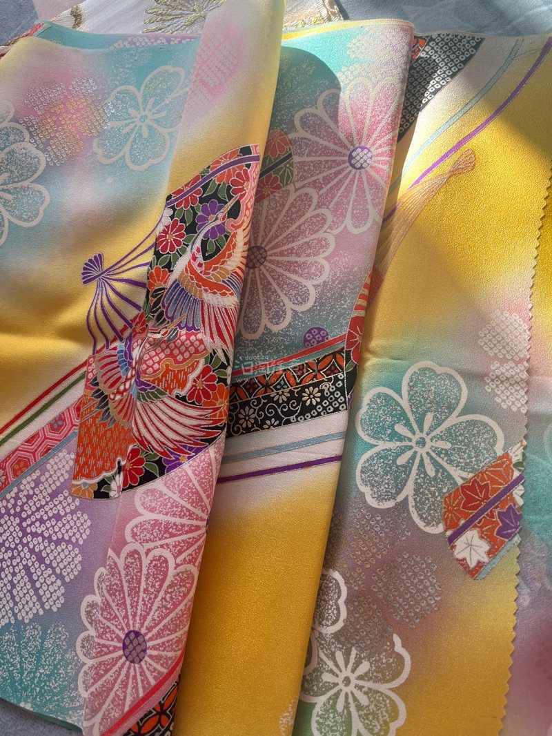一块是明黄色的正绢，一块是花团图案的西阵织，传统花纹很适合给娃娃做和服用。下单体验非常好，页面流畅各个环节清晰易懂，这次用了竹蜻蜓物流，速度也很快，价格实惠，还会继续使用挖煤姬