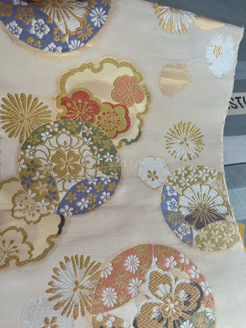 一块是明黄色的正绢，一块是花团图案的西阵织，传统花纹很适合给娃娃做和服用。下单体验非常好，页面流畅各个环节清晰易懂，这次用了竹蜻蜓物流，速度也很快，价格实惠，还会继续使用挖煤姬