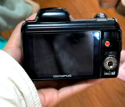 设备是奥林巴斯sp810uz,这个奥林巴斯真的炒鸡香，带点广角还可以拉很远的长焦，拍摄的适合很方便！ 
但是是阳光机，离开阳光就会变得很暗淡无光，可以打开闪光灯灯~旺这组人像都是打灯拍的，可以给脸上补光，色调有点富士胶片的感觉，如果是在太阳下面静距离打光，会有种透亮...