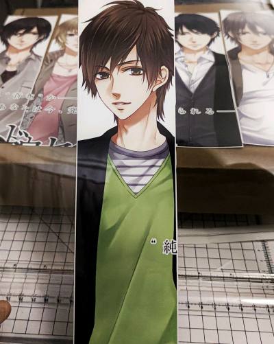 今天是可爱豹豹和我推煤块，豹豹太可爱了，国内根本买不到这么萌的，寄过来的时候脸很好没有被压坏。买的桌垫给裁成小块了放进卡套里很完美