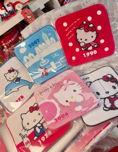 这次入手的Hello Kitty手帕三件套也太可爱了吧！包装完整没有破损，手帕的图案印刷特别清晰，色彩鲜艳又少女心，面料摸起来柔软亲肤，做工也很精细没有线头。物流速度很快，卖家还贴心包装了防压袋，到手的品相超完美，Kitty控真的爱了，打算再入几款收藏！