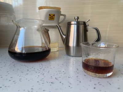 在精挑万选下找到一个好看无比可爱的咖啡壶滤杯，怀着激动的心情果断下单，在等待到达目的地的时候非常喜欢！