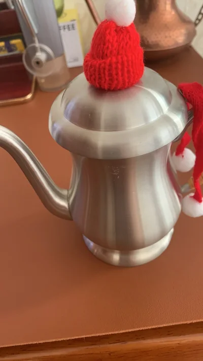 在精挑细选下找到一个好看无比可爱的咖啡壶，在经过漫长等待过程中，终于到货，打开后非常喜欢非常满意，太酷了！