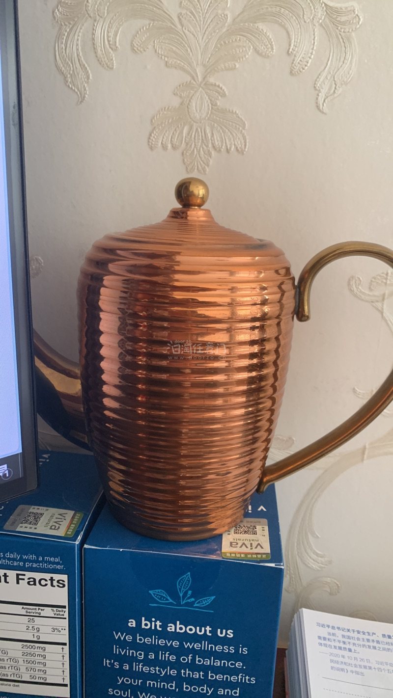 黄铜制的咖啡壶非常精美，这款壶除了是黄铜材质之外还用了很巧妙的工艺流程把壶身做成缠绕的设计，非常独特