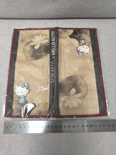  最近挖到宝了！这些小Kitty好可爱，看到它们心情瞬间放飞～ ✅ 每个颜色都奶fufu的，放桌上像彩色积木。
? 少女心爆棚的桌布 ? 新买的卡通手帕也太绝了！Kitty控直接狂喜? 碎花+卡通图案搭配，把书桌秒变童话世界！