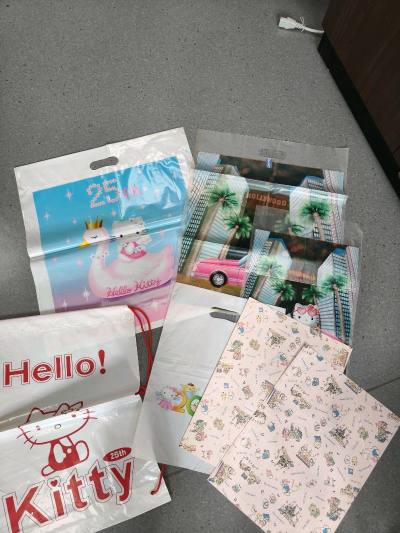 Hello kitty又顺利收到了，年代久远，但是和新的一样。不管是这些收纳袋还是扭蛋和便签，都非常非常可爱。我拿到以后真是爱不释手。迫不及待的和大家分享这些东西。挖煤姬真是太棒了。每天我都要花很多时间在上面浏览。加油，11月！