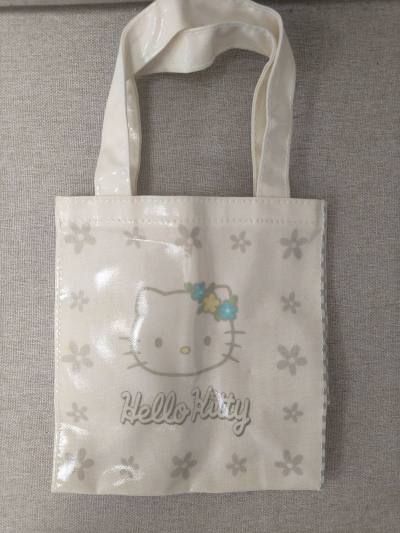✨ 开箱kitty拎包 刚收到就忍不住po图！这个中古款Kitty帆布包也太戳我了? 奶白色底+经典蝴蝶结?，刺绣细节超精致～ 
? 容量实测 
- 日常通勤：?+?+?+小笔记本轻松装 
- 周末出游：还能塞下折叠伞?和迷你保温杯，超能装！ 
✅ 搭配小心机 配牛...