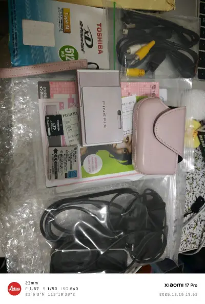 又是两台可爱的ccd，配件都好全，颜色也很漂亮，价格也划算，挖煤姬的包装挺好的，还时不时有优惠券，太适合淘ccd了