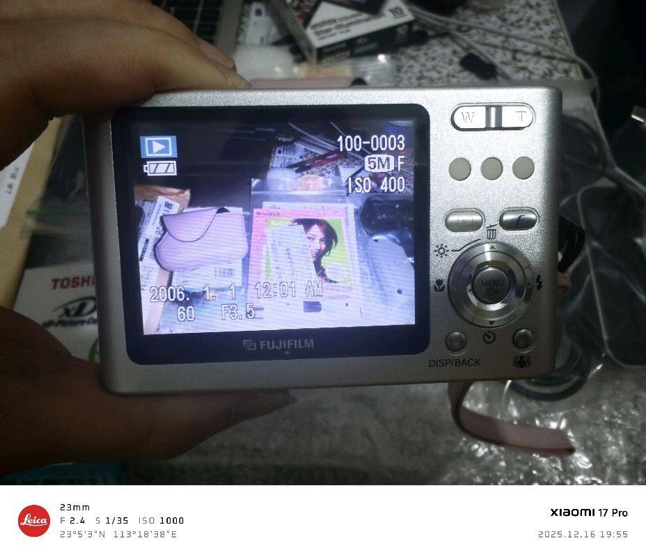 又是两台可爱的ccd，配件都好全，颜色也很漂亮，价格也划算，挖煤姬的包装挺好的，还时不时有优惠券，太适合淘ccd了