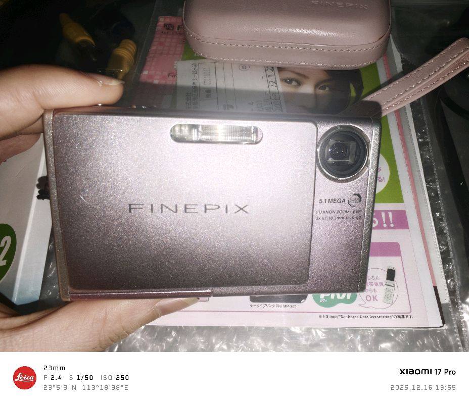 又是两台可爱的ccd，配件都好全，颜色也很漂亮，价格也划算，挖煤姬的包装挺好的，还时不时有优惠券，太适合淘ccd了