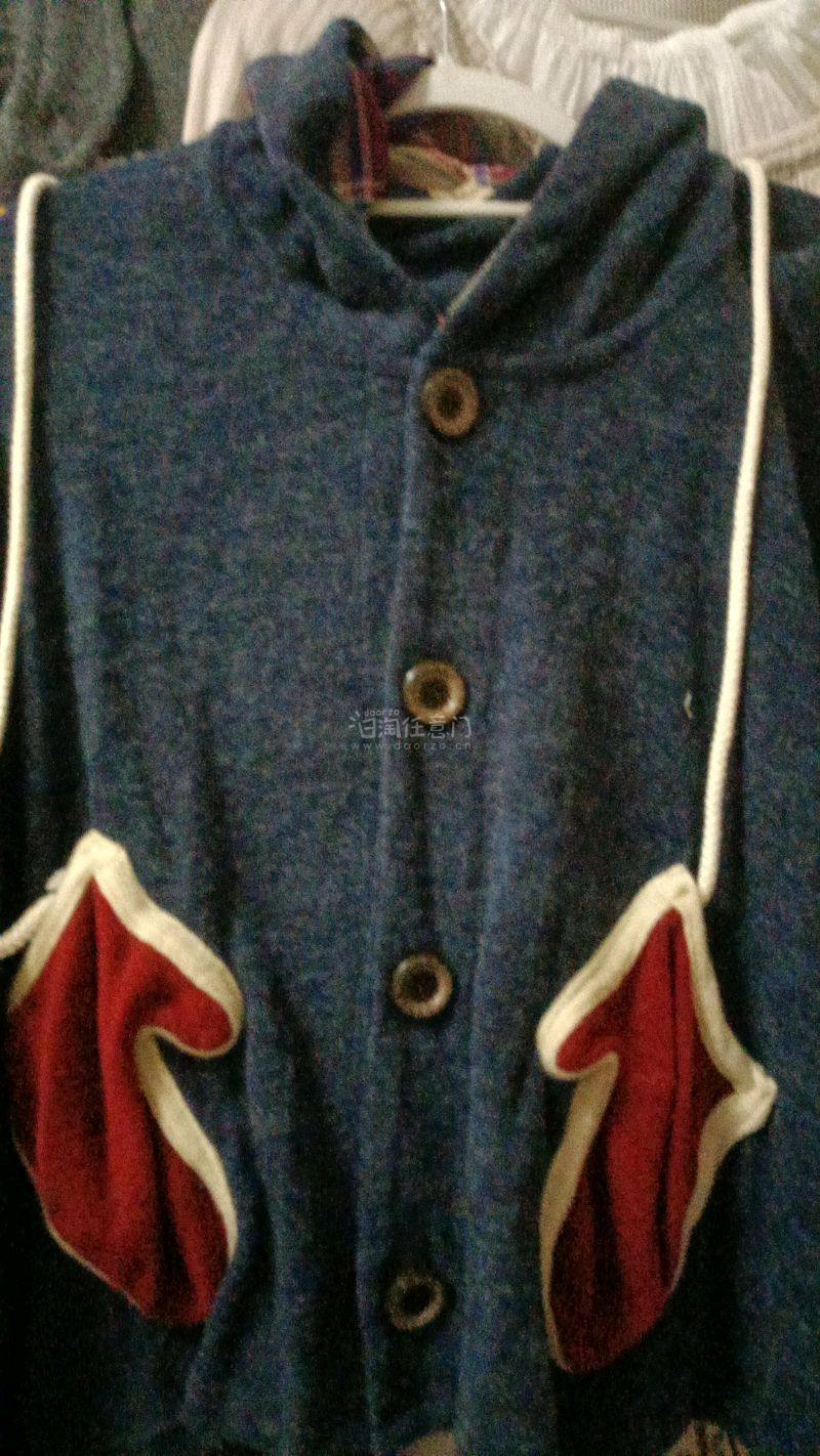 这次在挖煤姬买了很多衣服，其中最喜欢的是这个手套斗篷外套，颜色撞色很美丽，红色手套很可爱，上面还有绳子，穿上显瘦好看，我很喜欢，这次购物满意，物流也很快，好评好评！！！！