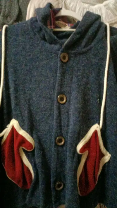 这次在挖煤姬买了很多衣服，其中最喜欢的是这个手套斗篷外套，颜色撞色很美丽，红色手套很可爱，上面还有绳子，穿上显瘦好看，我很喜欢，这次购物满意，物流也很快，好评好评！！！！